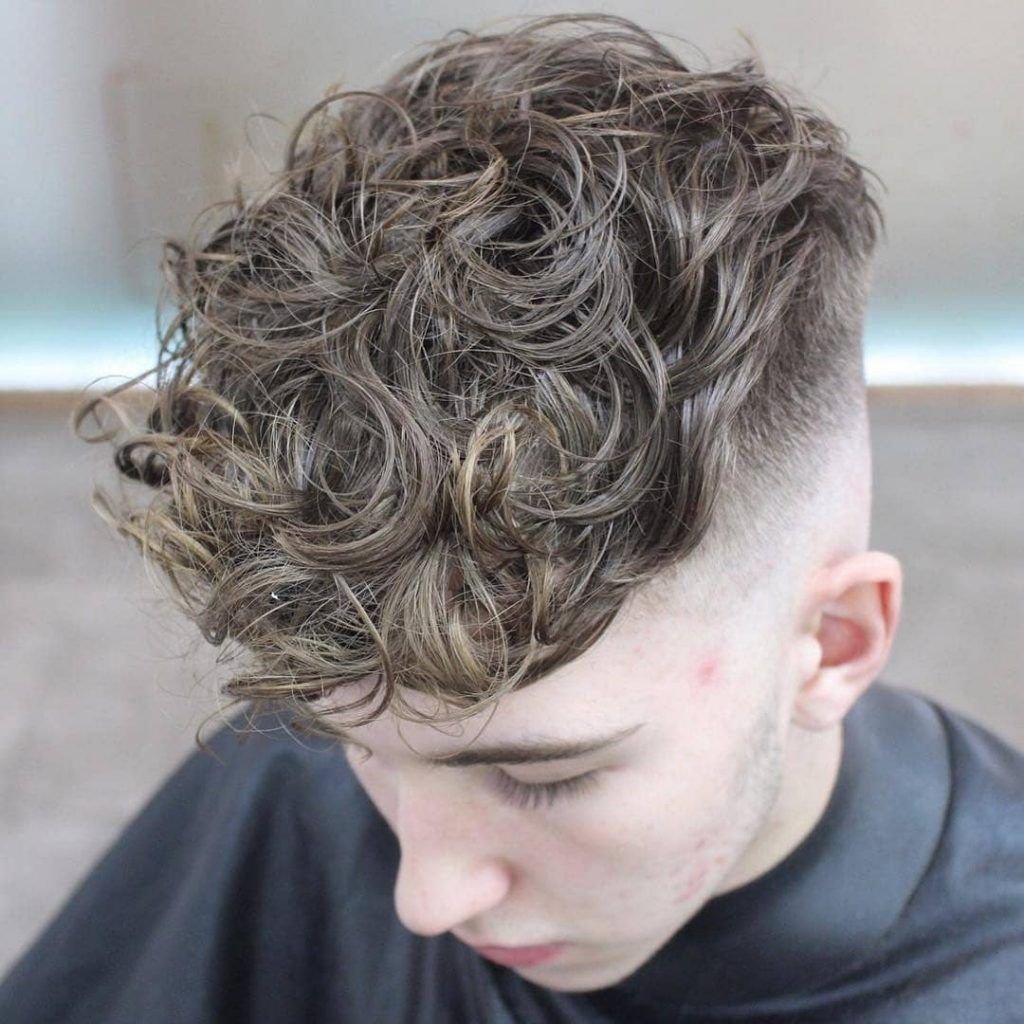 Прическа Цезарь кудрявые волосы