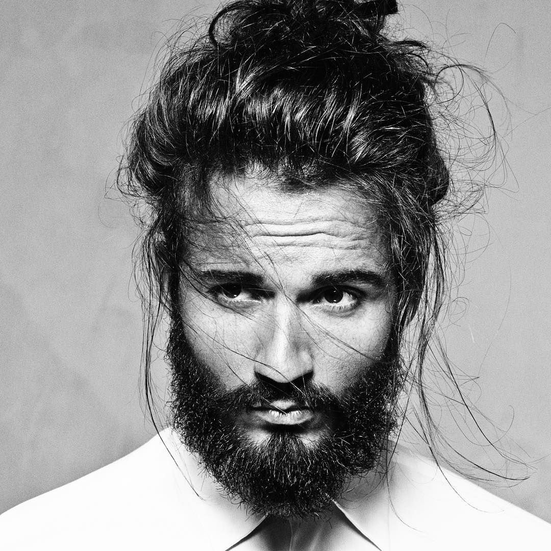 Мужчина с бородой и волосами