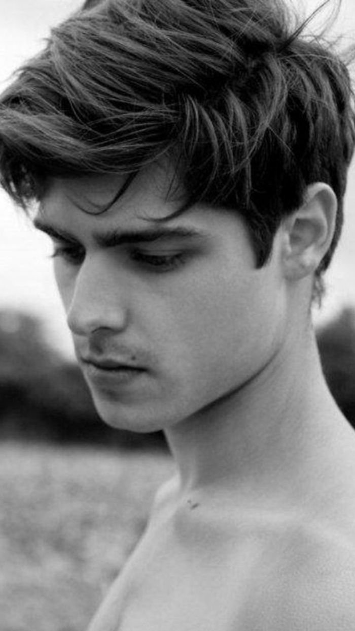 Парень с растрепанными волосами