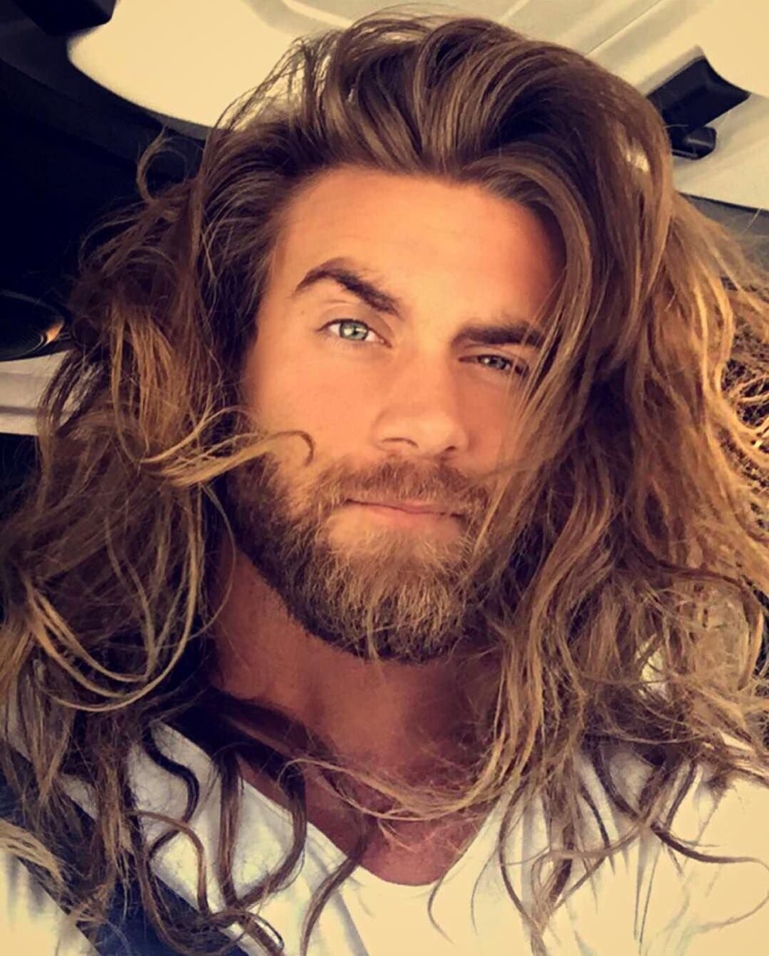 Мужчины с длинными волосами и бородой