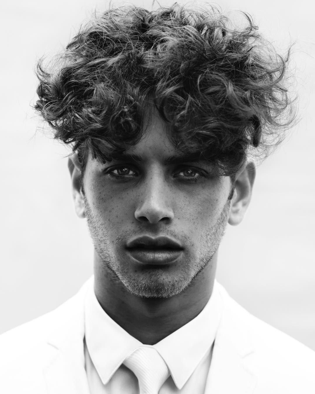 Растрепанная прическа мужская кудрявая