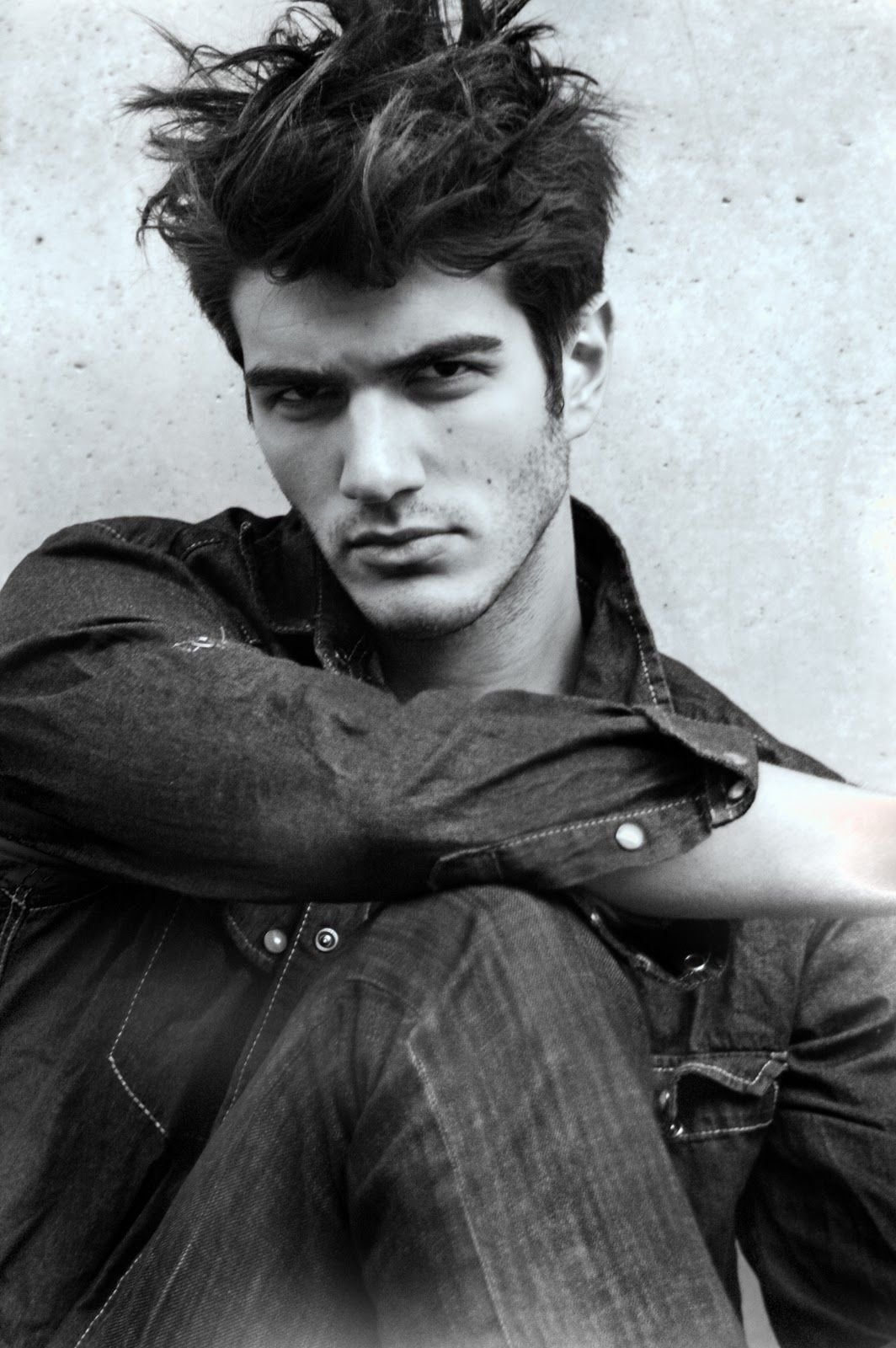 Взъерошенные волосы у парней