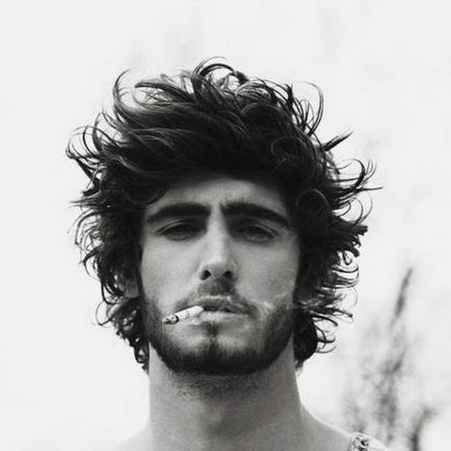 Парень с растрепанными волосами