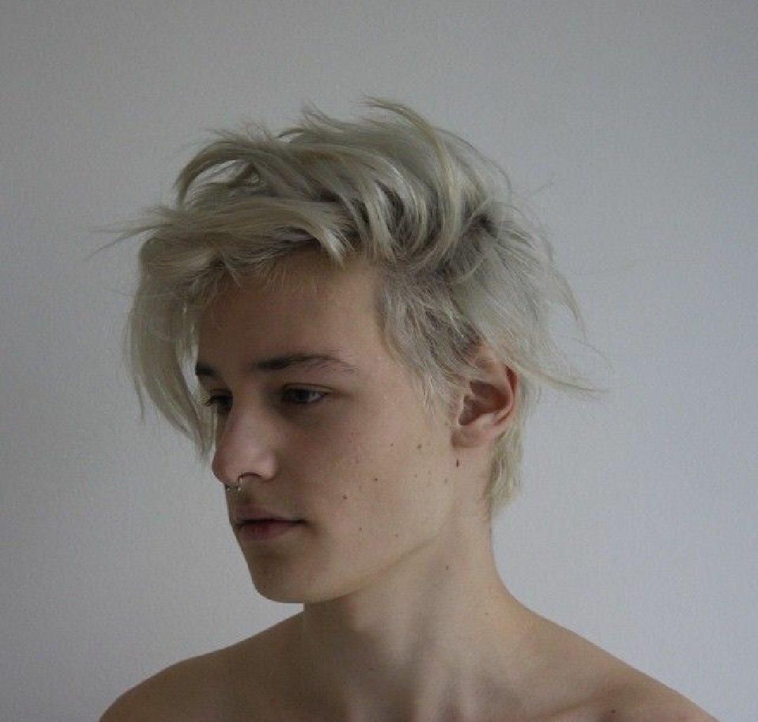 Белые волосы у парней