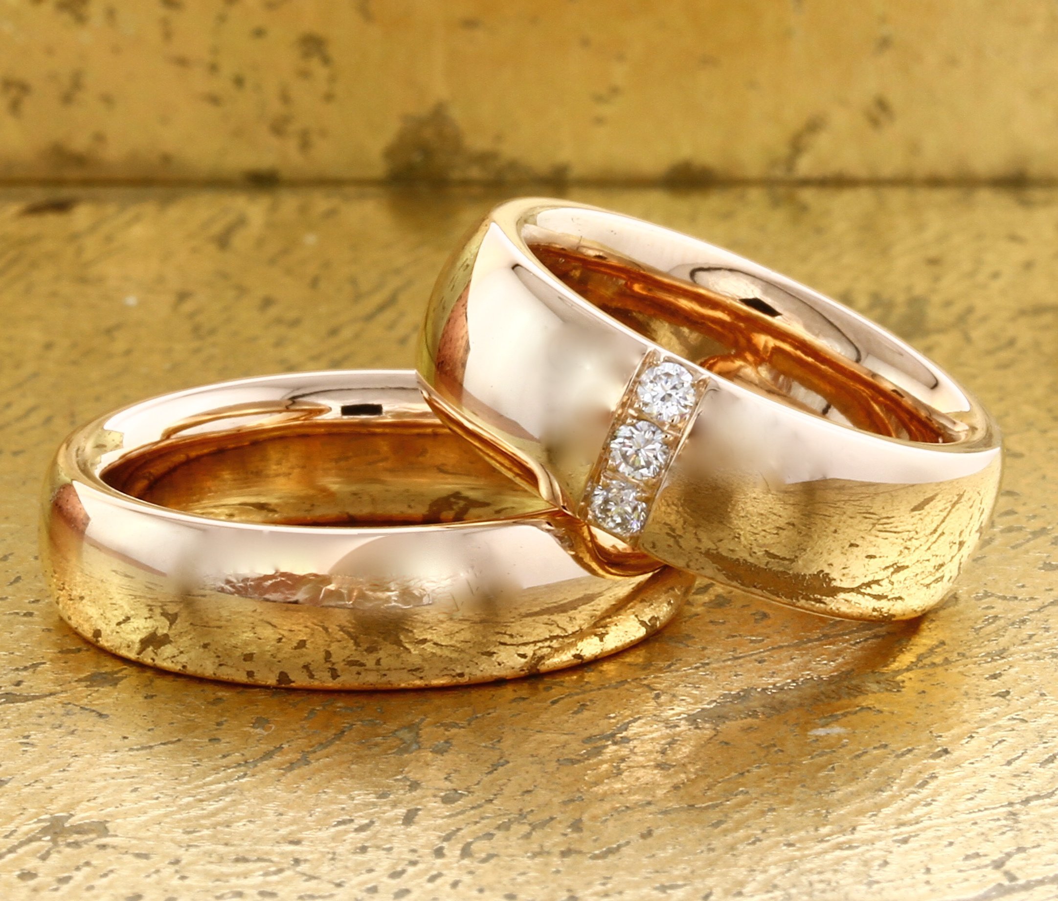 Самоцветы обручальное. Дубайское золото кольца обручальные. Обручальные кольца 2023 парные Соколов. Необычные Свадебные кольца. Свадебные кольца широкие.