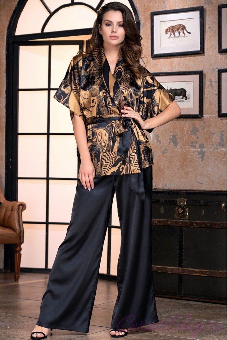 Девушка в красной одежде