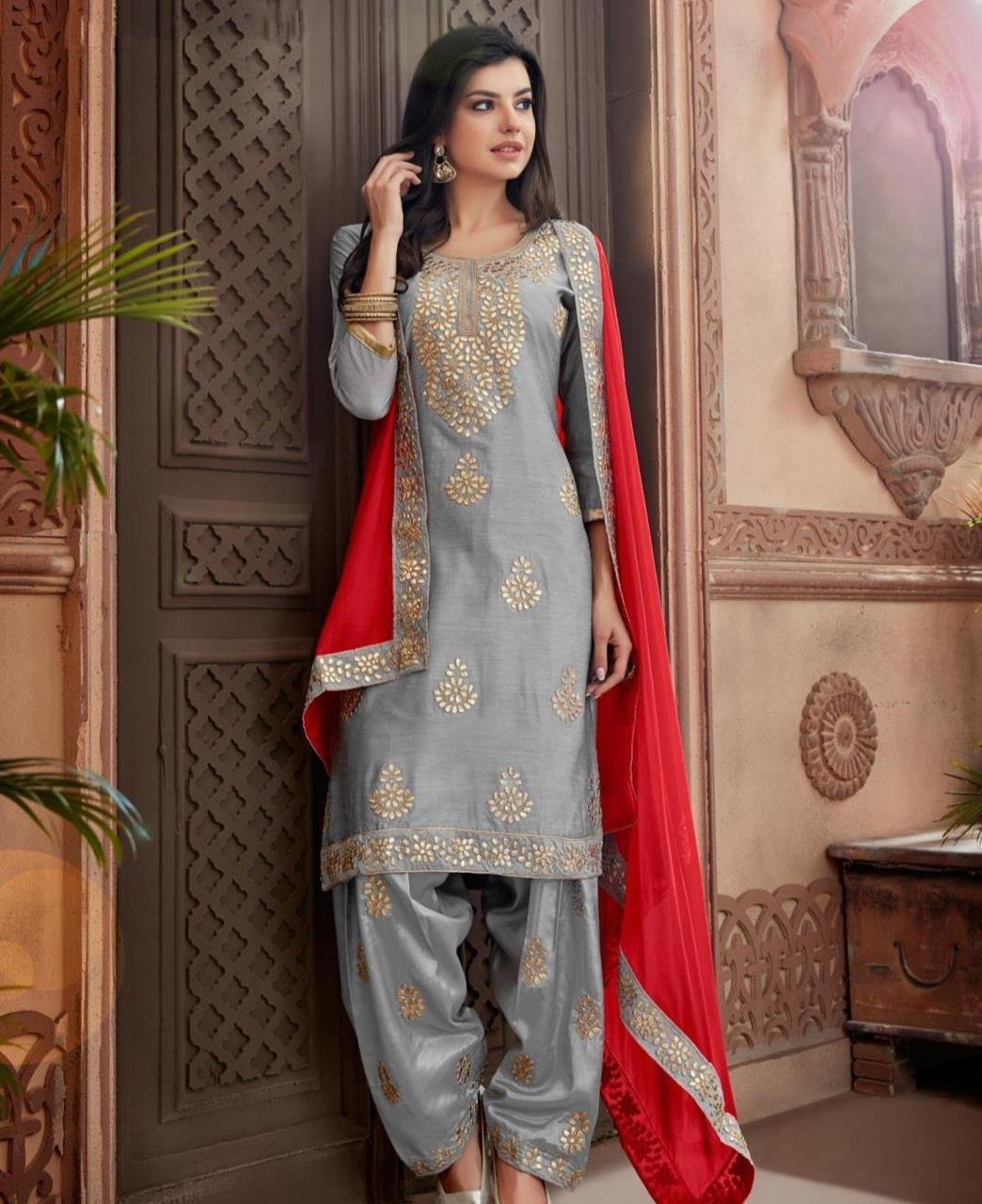 Стильные костюмы для девушек