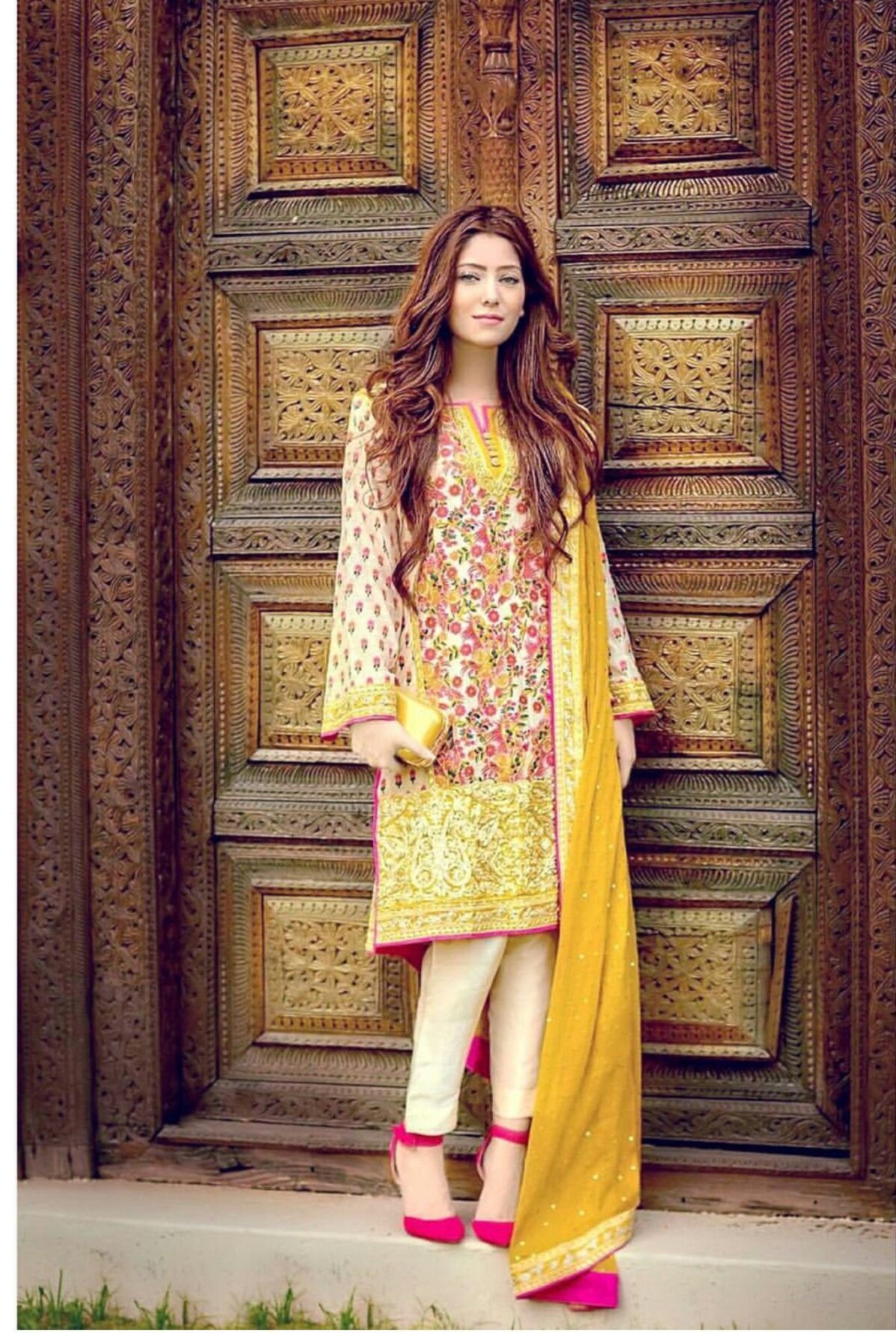 Пудровый брючный костюм