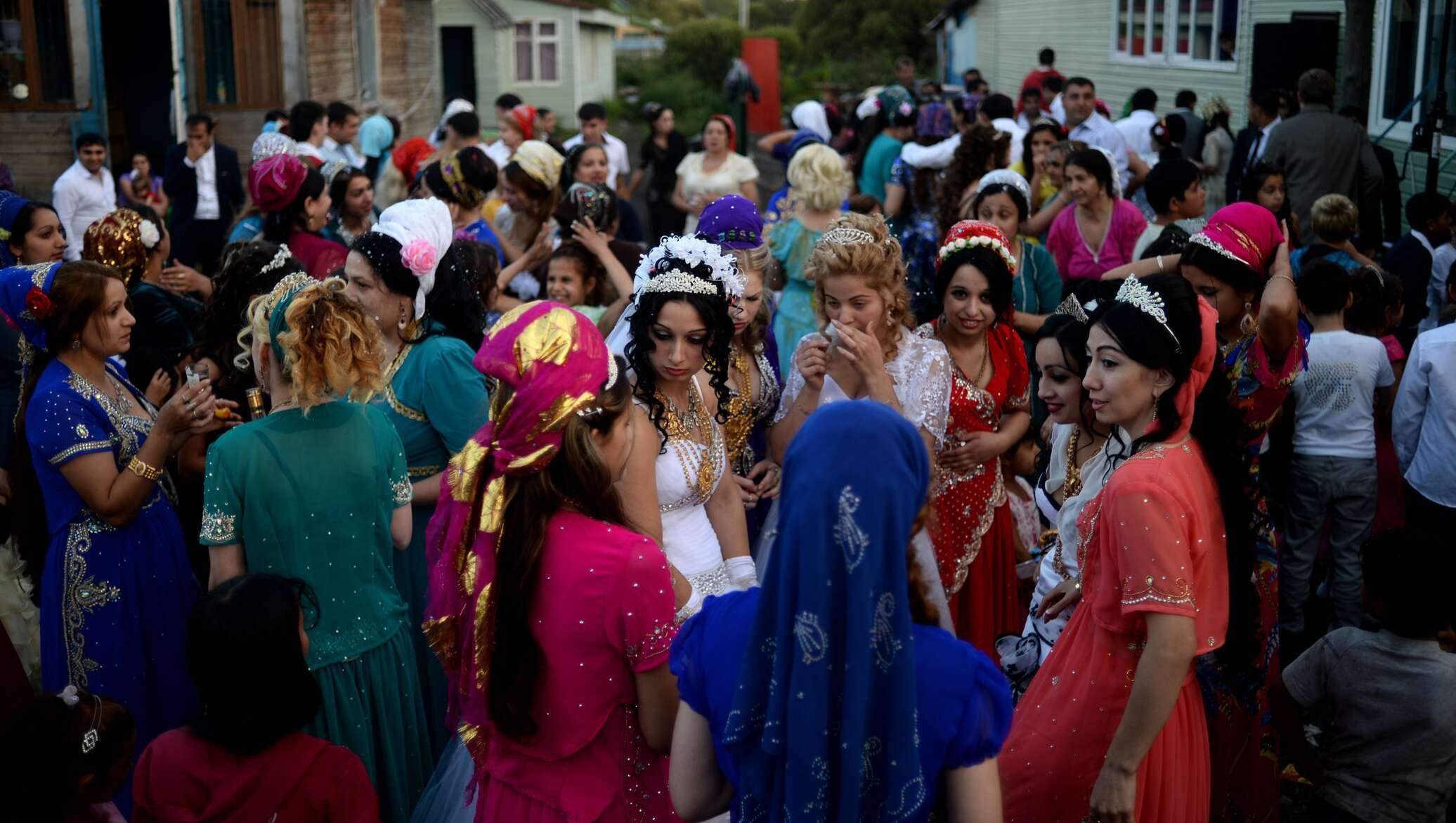 4 жены цыганская жена. Цыганская свадьба. Свадьба цыган. Современная цыганская свадьба. Цыганский табор свадьба.