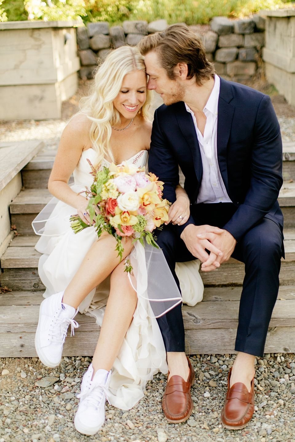 Жених и невеста в кроссовках