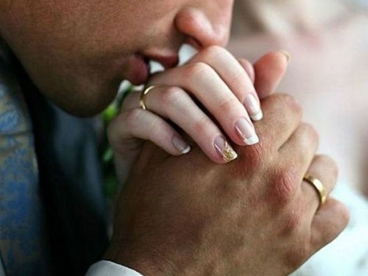 Мужчина целует руку