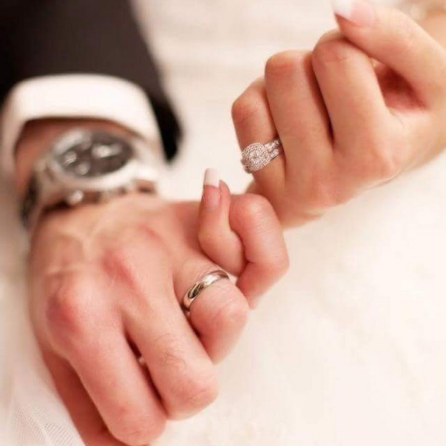 Обручальные кольца на руках