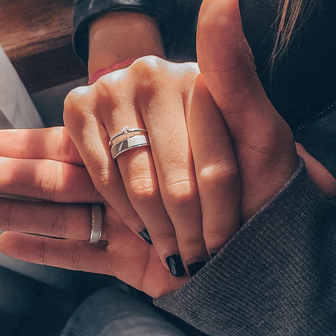 Обручальное кольцо на руке девушки