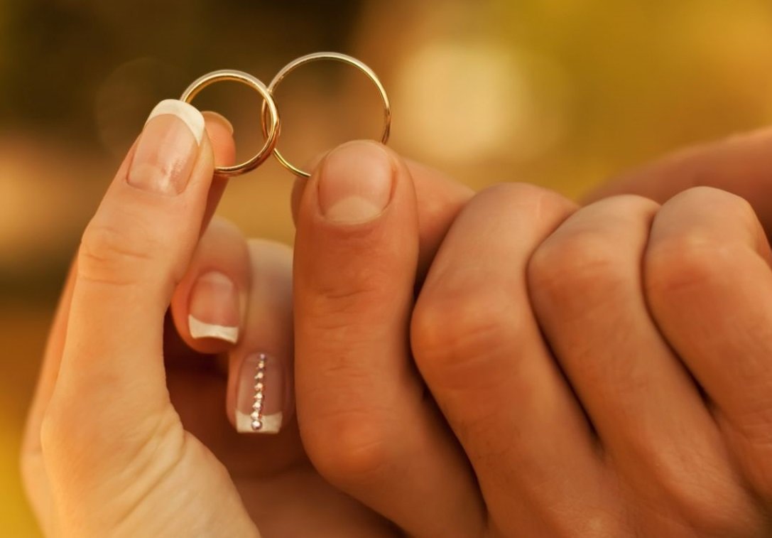 Обручальные кольца на ладони