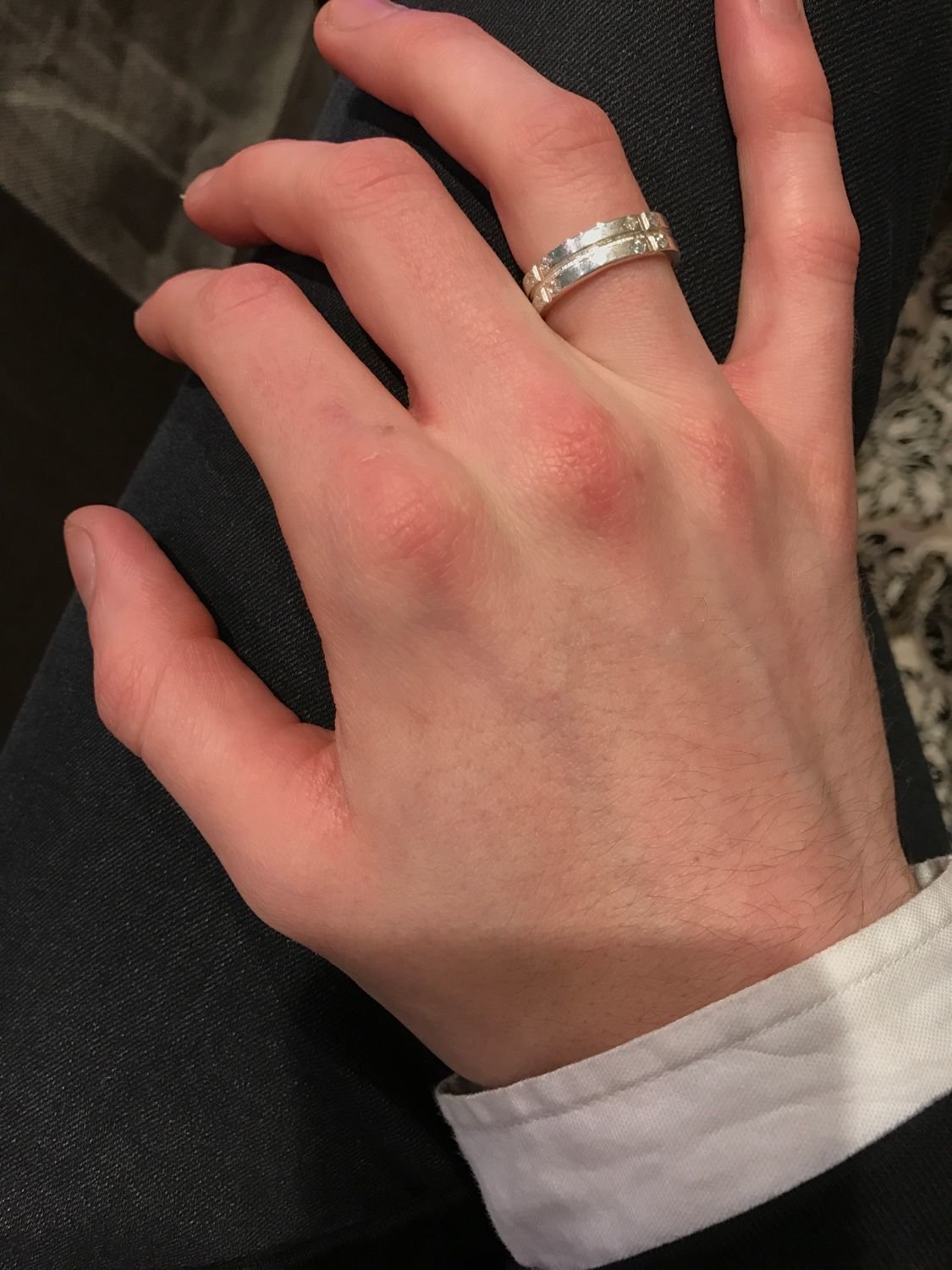 Мужское обручальное кольцо натруке