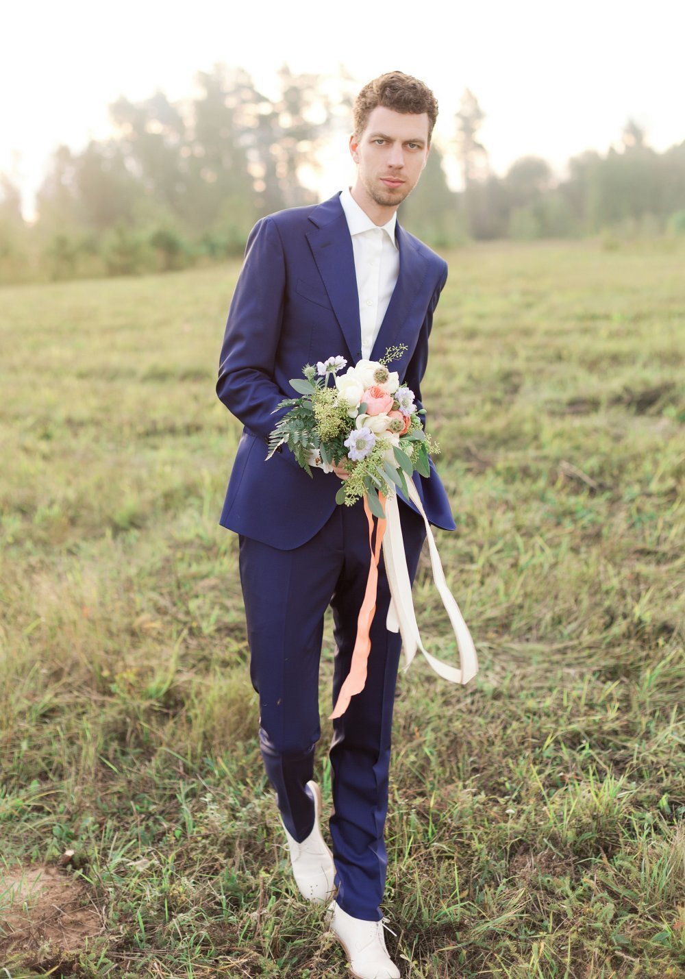 Свадебный костюм с кедами для жениха