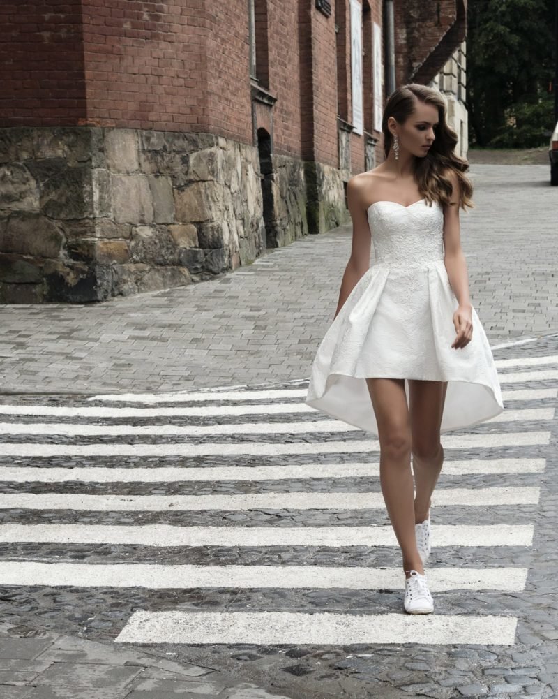 Свадебное платья с крассовками