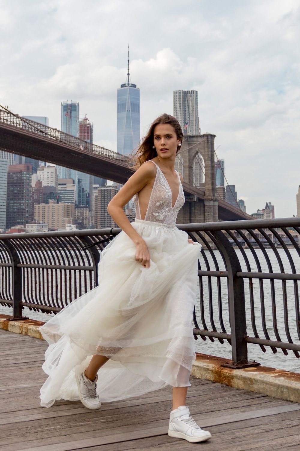 Невеста в кроссовках с блестками