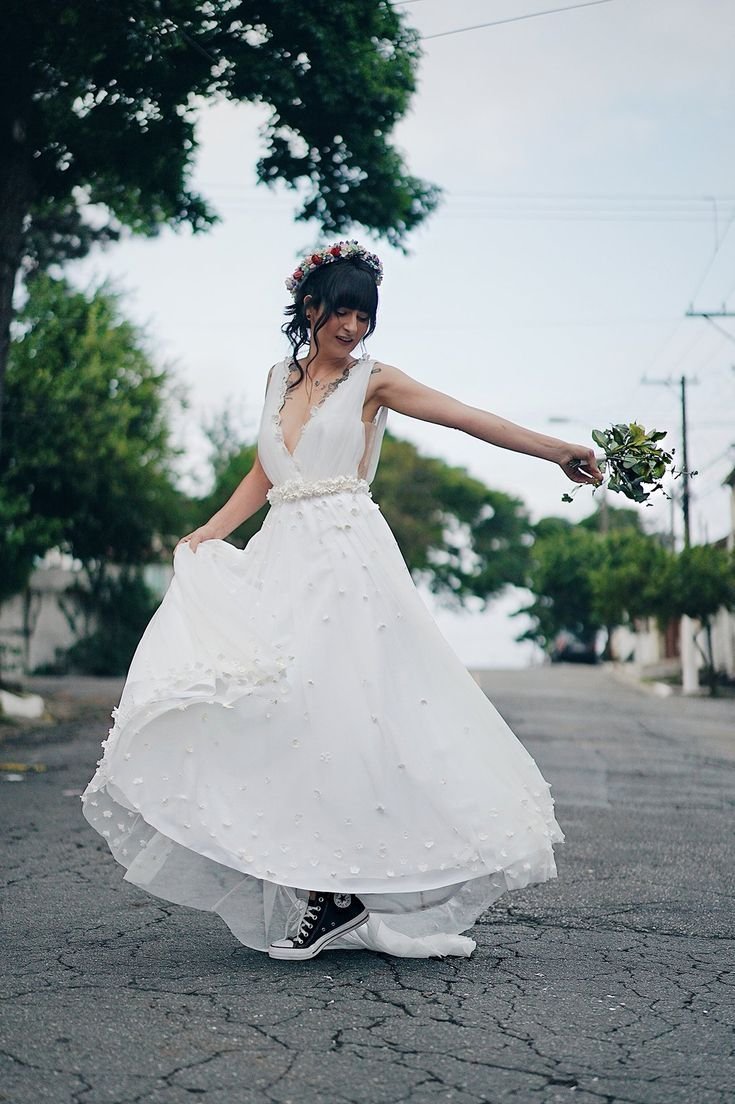 Короткое свадебное платье с кедами