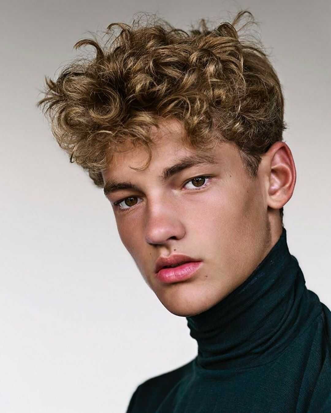 Прическа горшок на кудрявых волосах