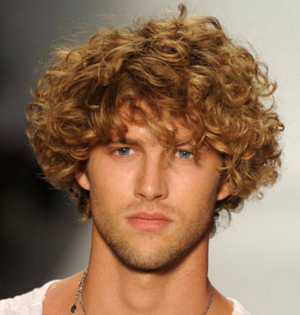 Мужская стрижка на вьющиеся волосы затылок