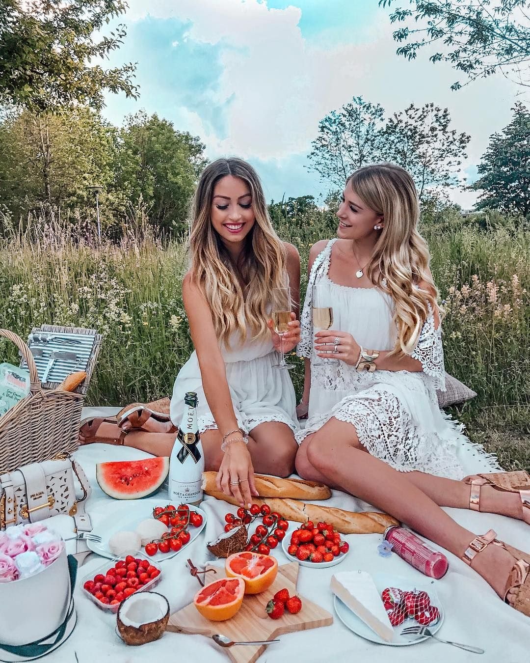 Две девушки на пикнике