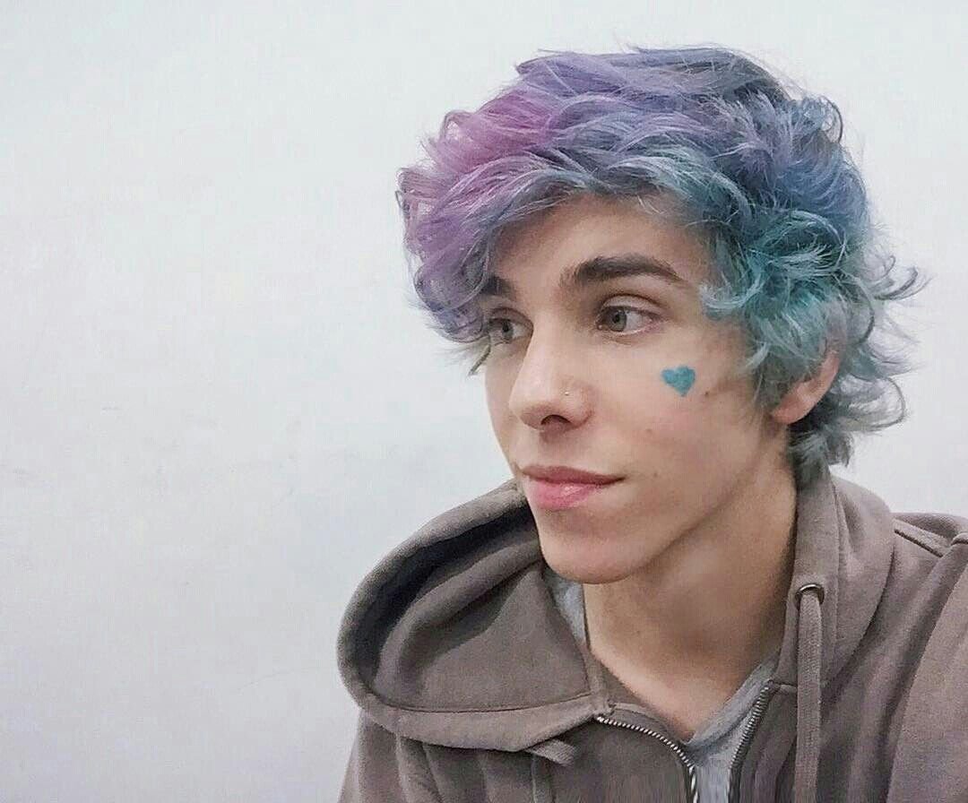 Пепельно розовый цвет волос мужчины