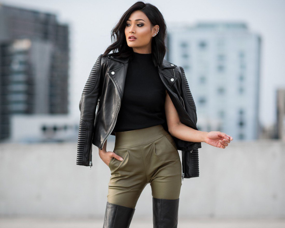 Кожаные шорты с белой рубашкой