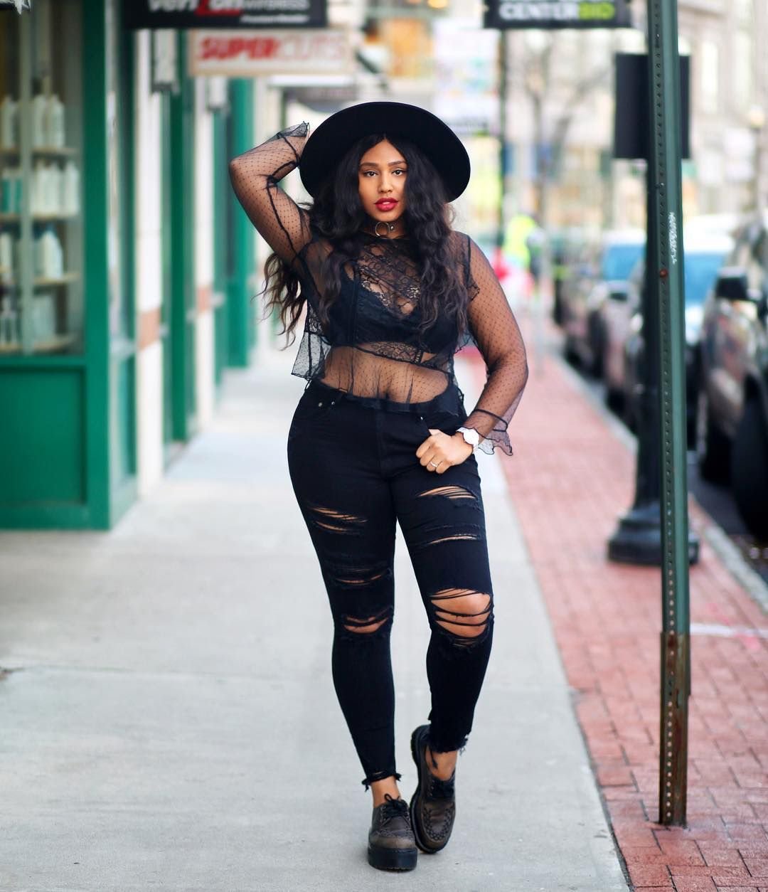 Сценический образ с кожаными шортами