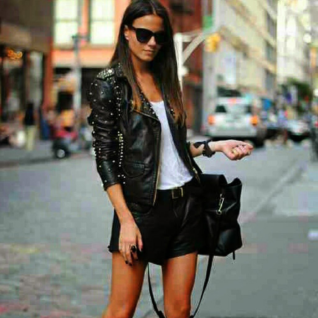 Лук с кожаными шортами