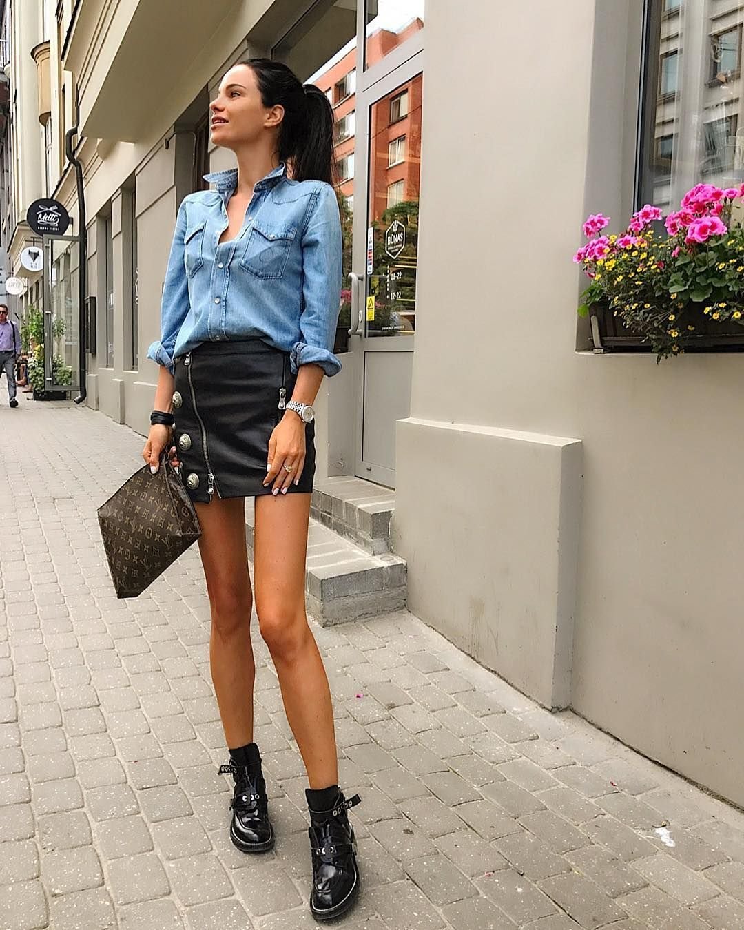 Стрит стайл кожаная юбка