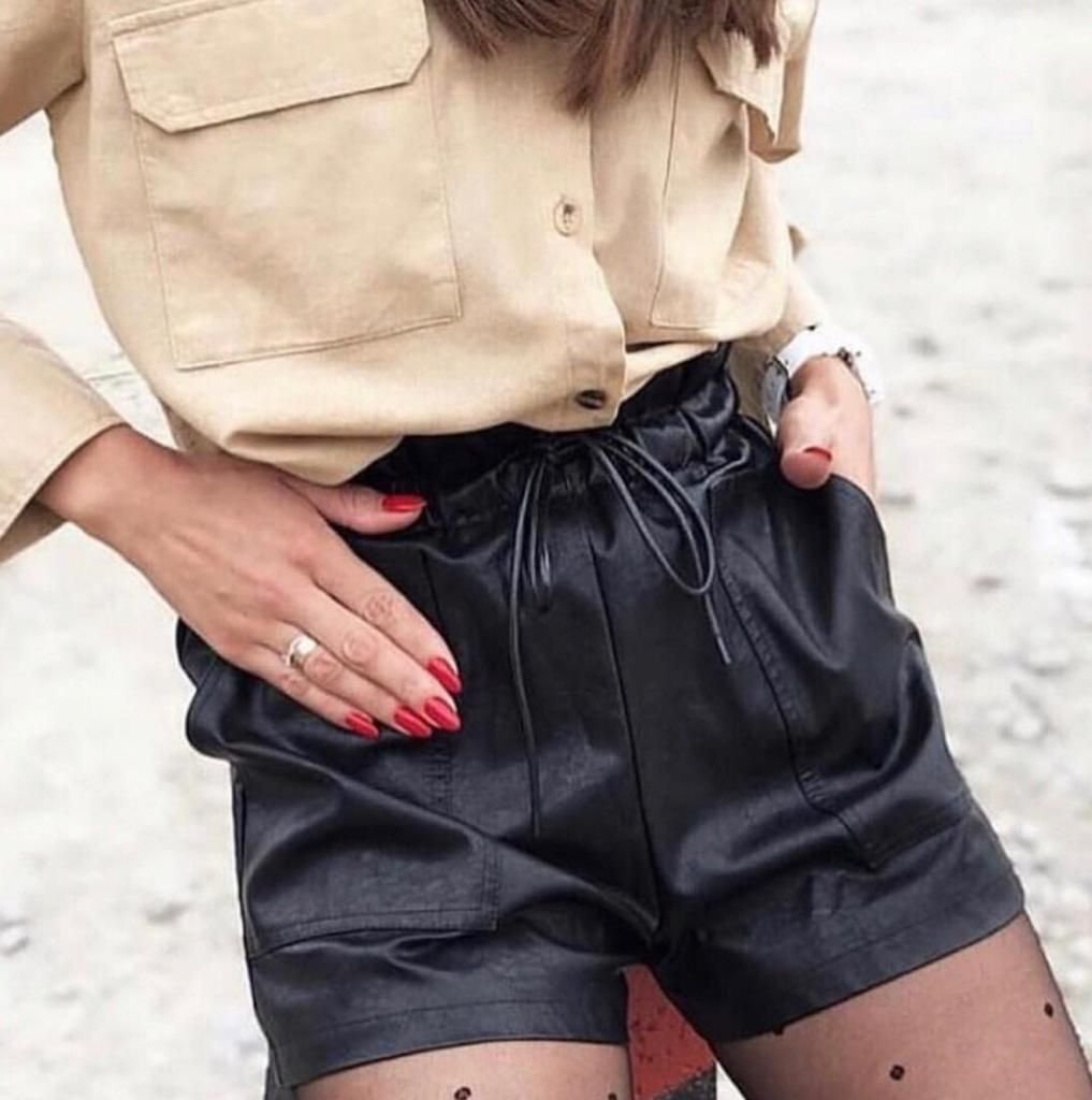 Кожаные шорты со свитером