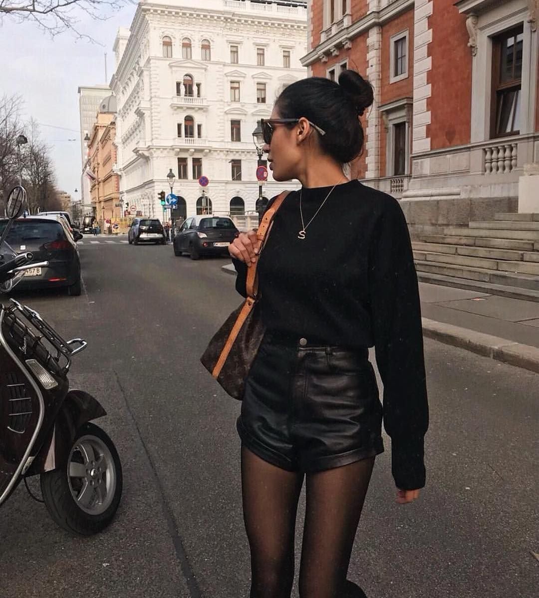 Кожаные шорты с сапогами