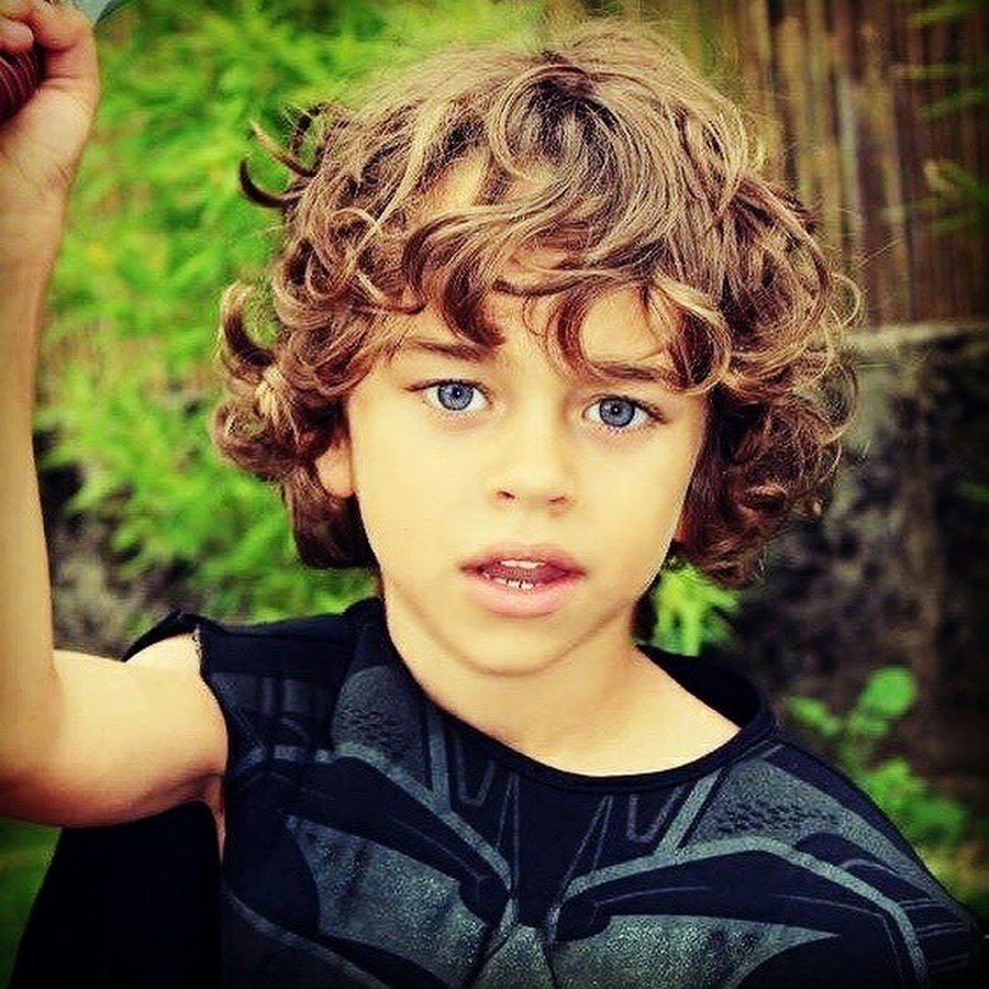 Мальчики с кудряшками