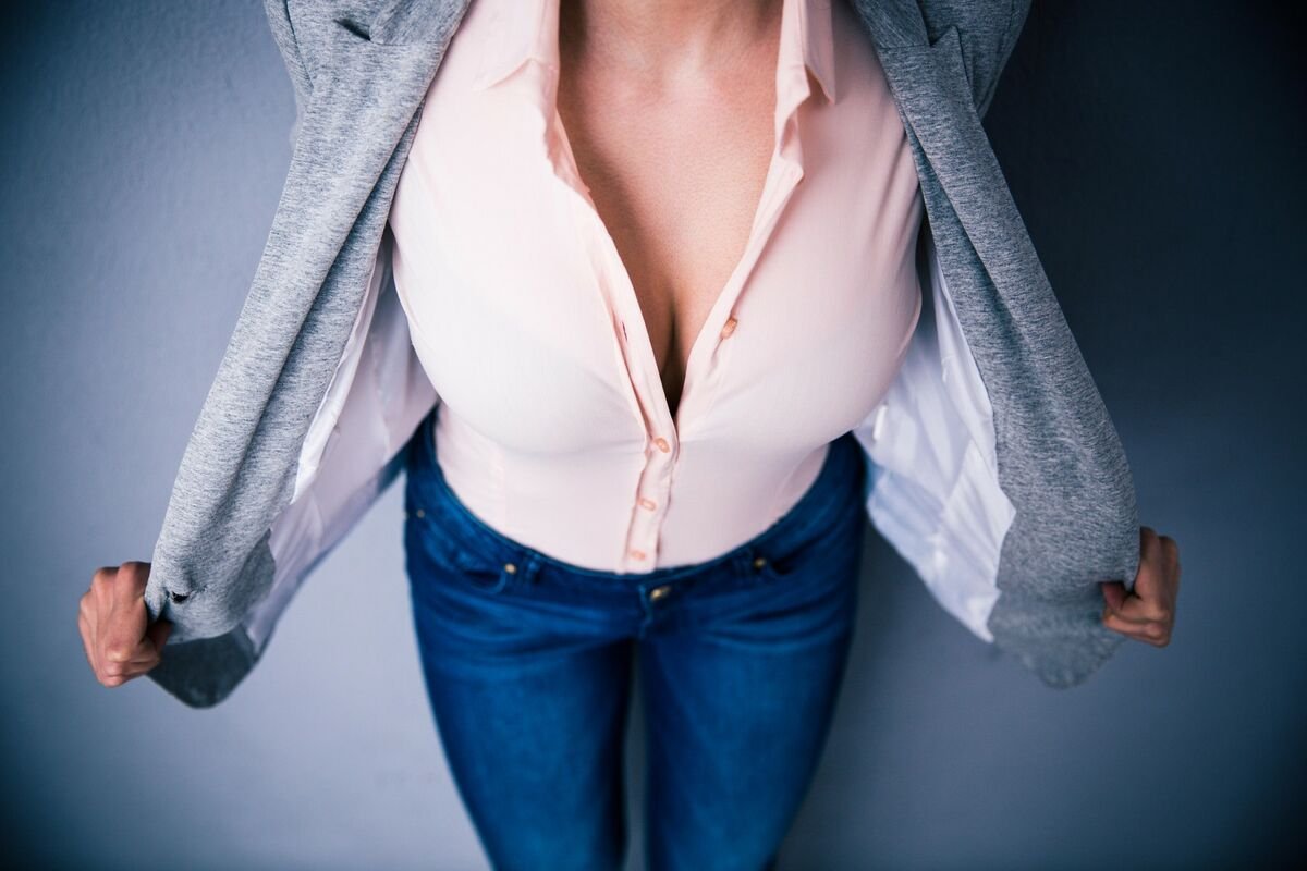 Девушка с расстегнутой пуговицей