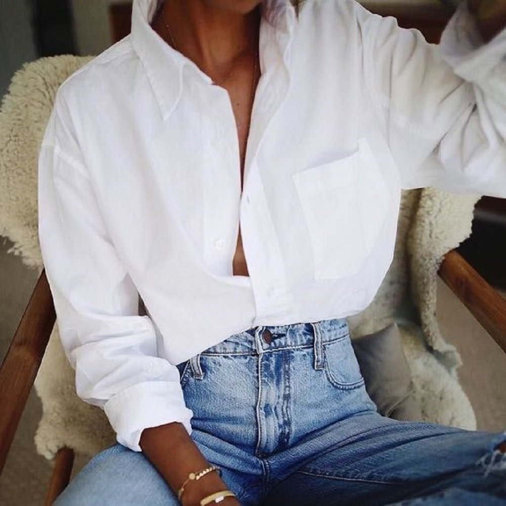 Модель в белой рубашке