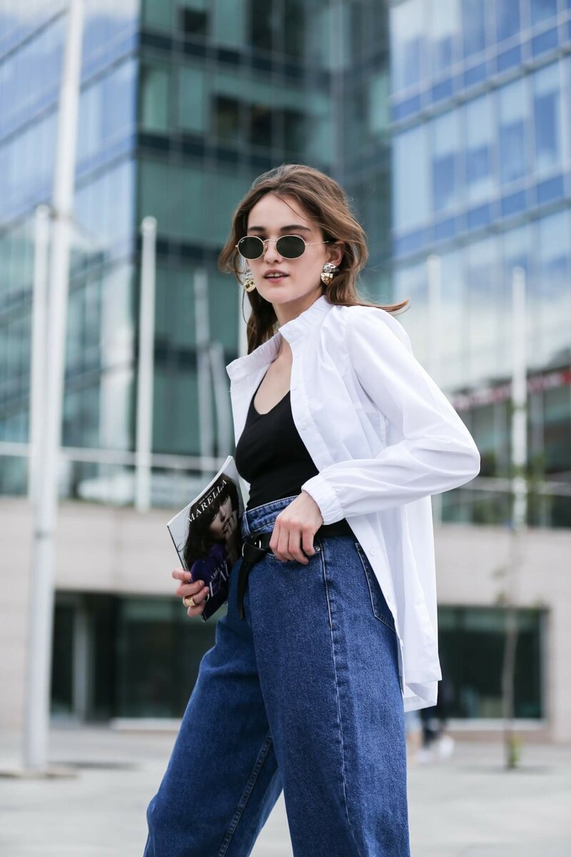 Белая рубашка поверх майки