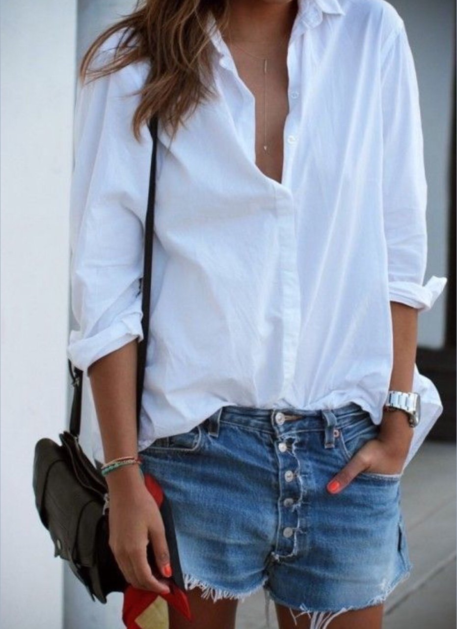 Белая рубашка заправленная в джинсы