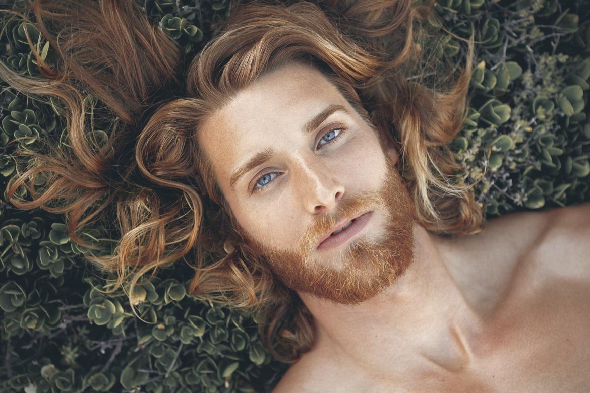 Рыжий кудрявый парень