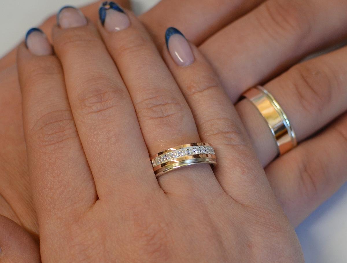 Плоские обручальные кольца на руке