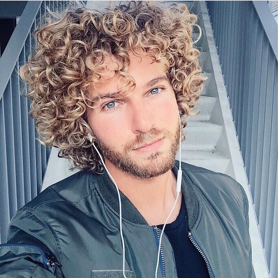 Кайл Томас кудрявые волосы