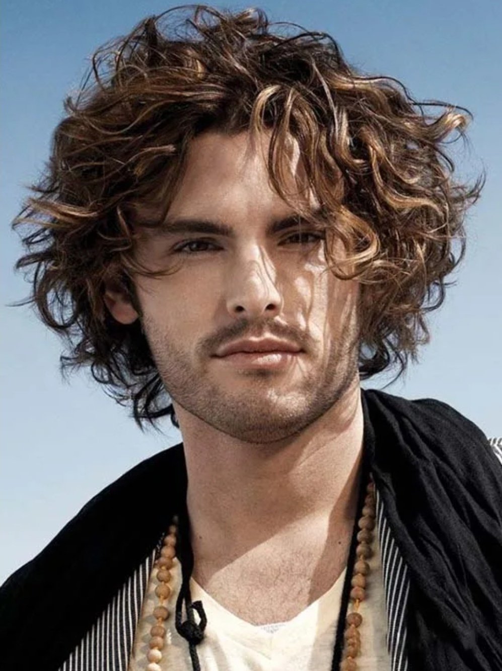 Удлиненные мужские стрижки для вьющихся волос