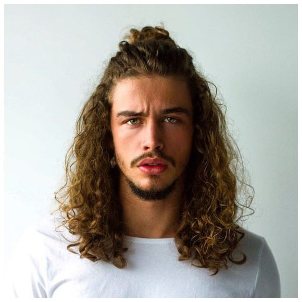 Парни с длинными кудрявыми волосами