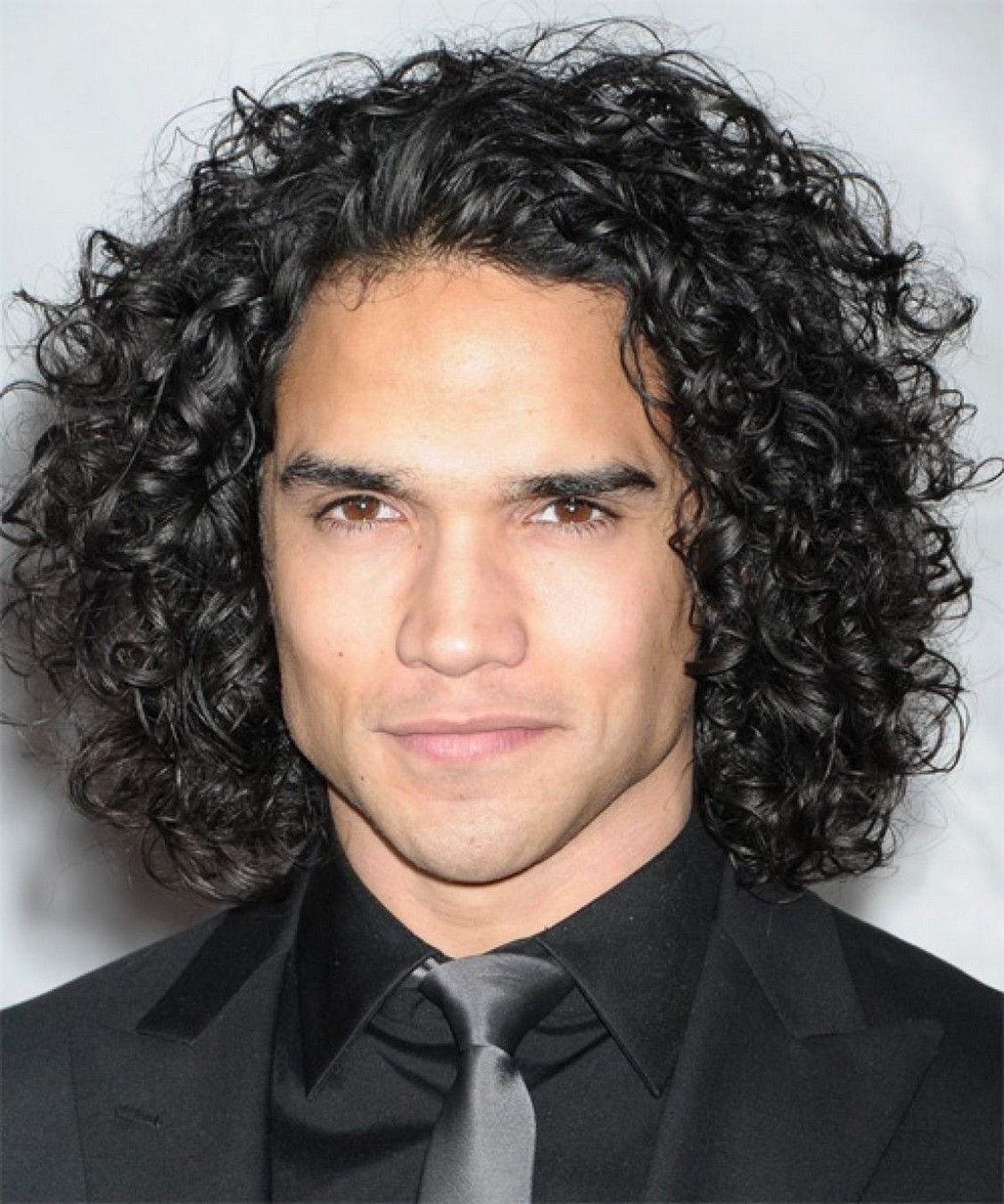 Мужское каре на кудрявые волосы