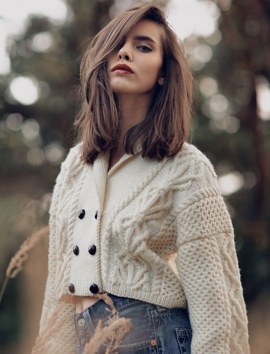 Стильная девушка в вязаных изделиях