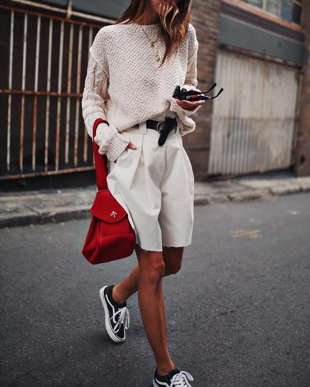 Черная толстовка и джинсы