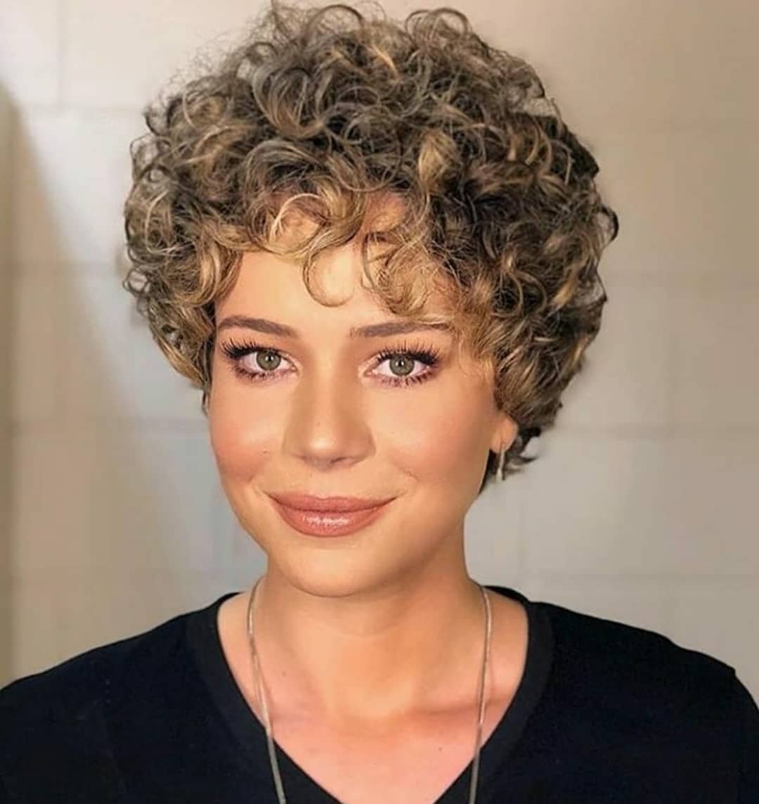 Градуированный Боб Каскад на кудрявые волосы