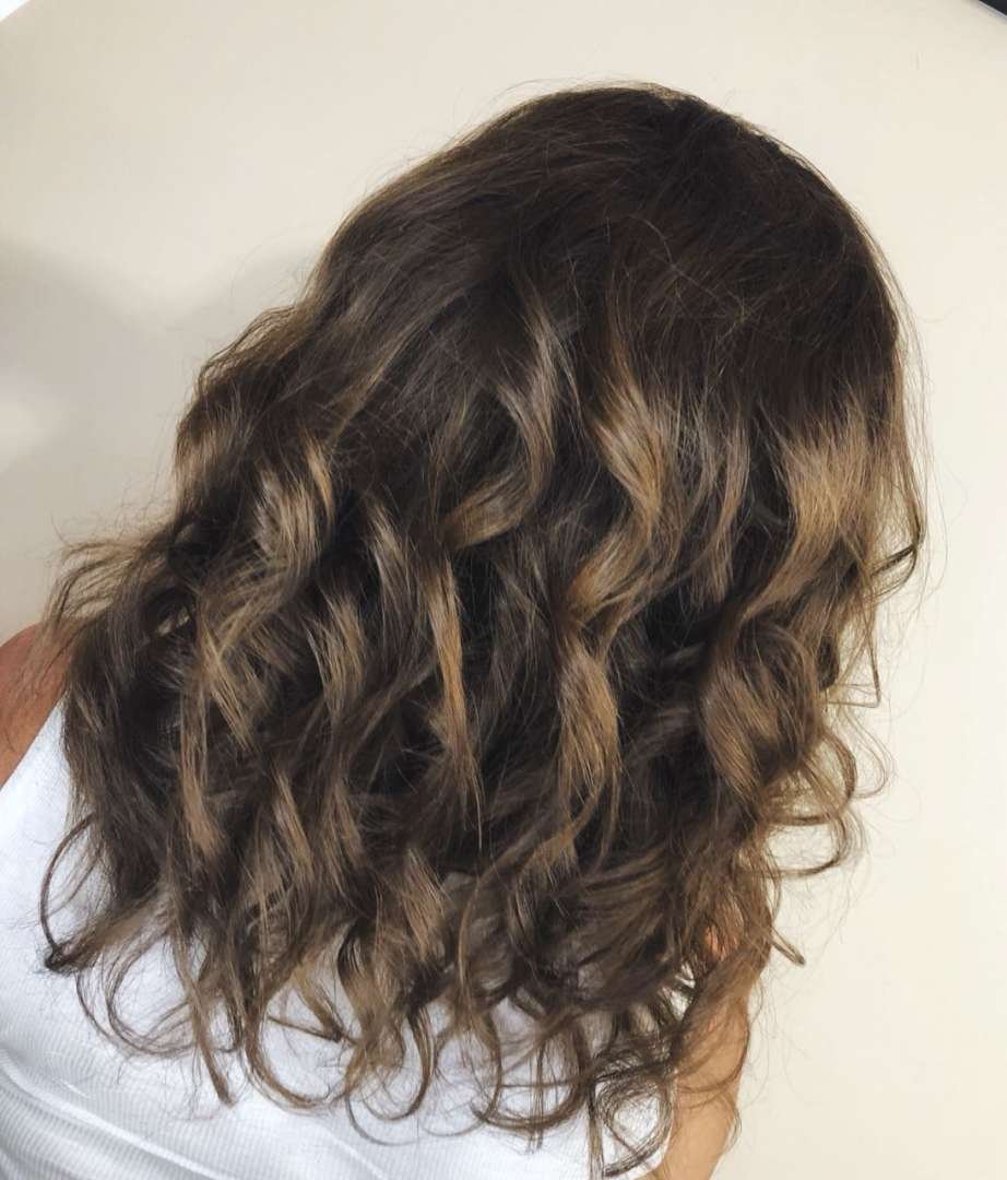 Русые волнистые длинные волосы сзади