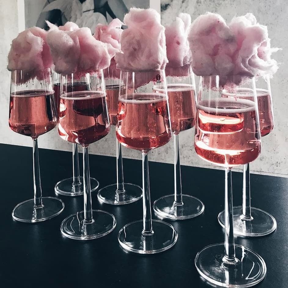 Девичник в футболках и джинсах