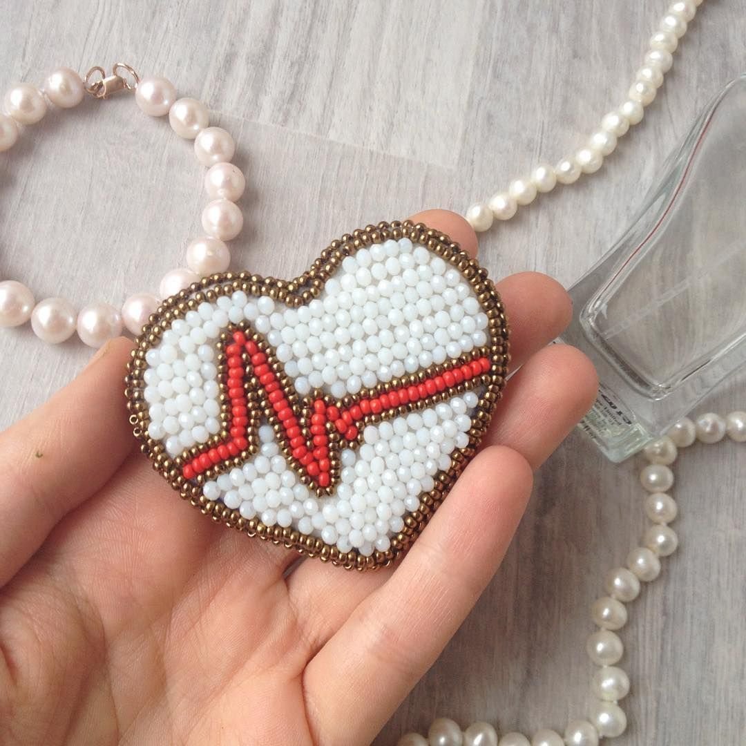 Брошка из бисера медицина